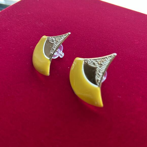 Vintage Modernist Gold and Yellow Enamel Fan Sculptural Statement Earrings - Picture 6 of 16